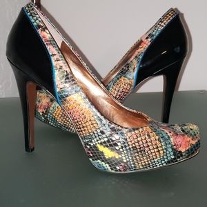 BCBG Snake/Blk Pat. Leather Pumps